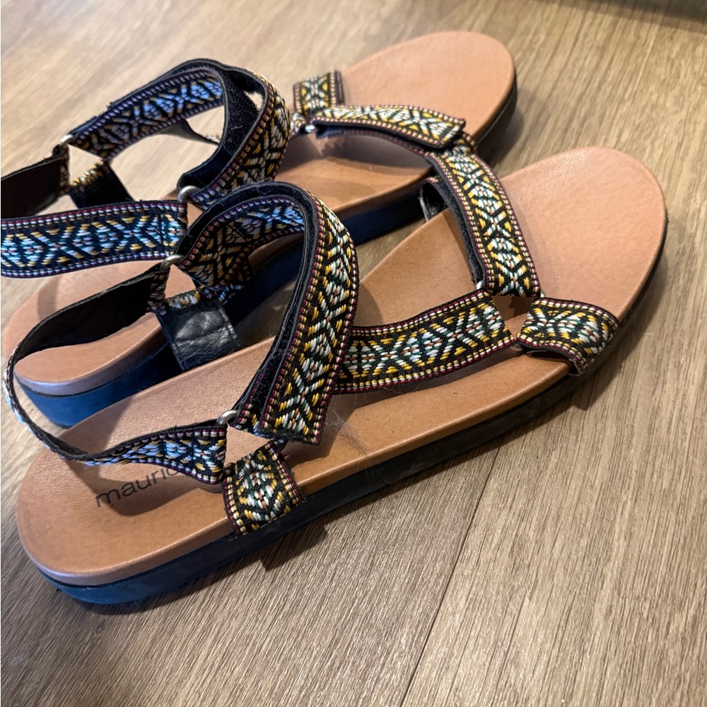 Comfortable Patterned Sandals - Picture 2 of 3